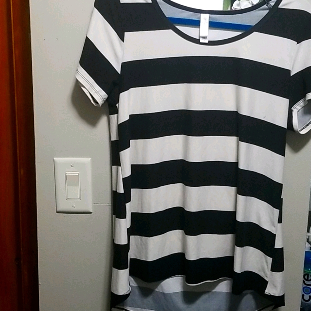 EUC Black and cream short sleeve shirt